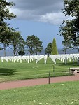 Veld met kruizen en Omaha-beach op de achtergrond