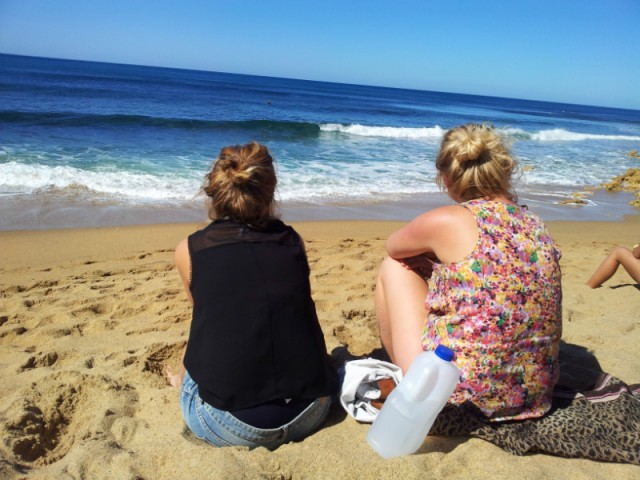 Staren naar de surfers op Bells Beach