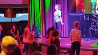 Roos en Kyra dansen