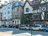 Brighton - rij voor de pub