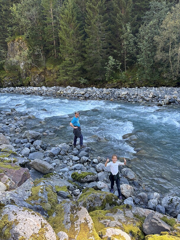 Rivier bij Buerbreen gletsjer