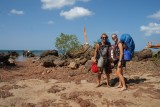 Met de backpacks over het strand