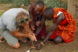 Teun maakt een vuurtje met de Masai mannen