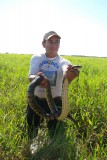 De gids met een versgevangen cobra