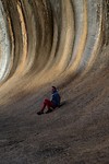 Mama bij de Wave Rock