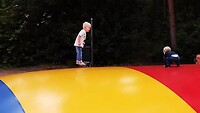 Mees op de trampoline