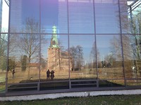 Weerschijn van het waterslot in glazen gebouw met Harry en Thea