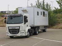 Vrachtwagencamper naast ons op de camperplek in Zaragoza!