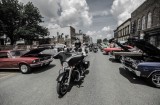 Bert op de motor tussen de oldtimers door.