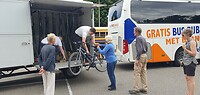 Uitladen fietsen na thuisreis
