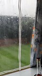 Zachtjes tikt de regen tegen caravanraam