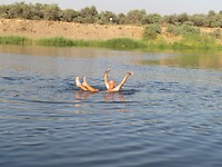 'Zwemmen' in de Syr Darya rivier, die niet dieper is dan een halve meter
