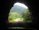 onder de afbrokkelende berg door