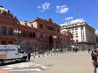 VWS onder het balkon van Evita Perón