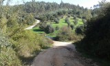 Wandeling door dal met watervallen