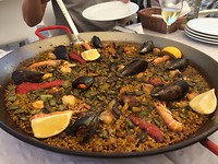 Paella eten in de haven