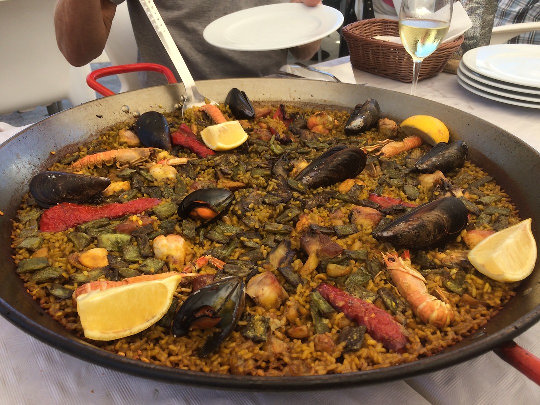 Paella eten in de haven