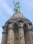 Wil zwaait vanaf Hermannsdenkmal
