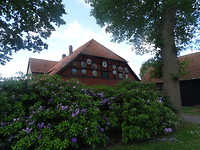 Prijsborden aan de muur van de boerderij