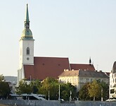 Zicht op St. Maartens kathedraal vanaf de Donau