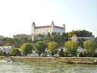 Zicht op kasteel vanaf de Donau