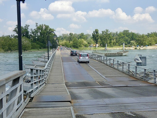 Brug met bootjes over de Ticino