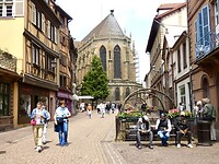 Op de achtergrond de cathedraal van  Colmar