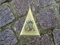 De stadswandeling wordt bewegwijzerd met een afbeelding van het Vrijheidsbeeld