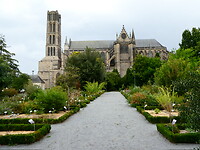 Achterkant van de kathedraal met botanische tuin