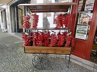 Strengen met pepers overal te koop