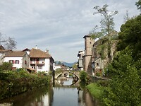 Brug met zicht op kerk in Saint Jean Pied de Port