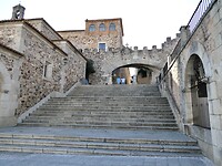 De brede poort in Cáceres