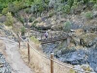 Brug over de rivier Senda de Pescadores