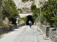 Fietsen door de tunnel op de Via Verde Nordeste