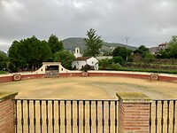 Arena met kerkje op de camperplaats