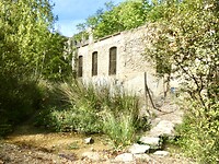 Oude textielfabriek langs de rivier