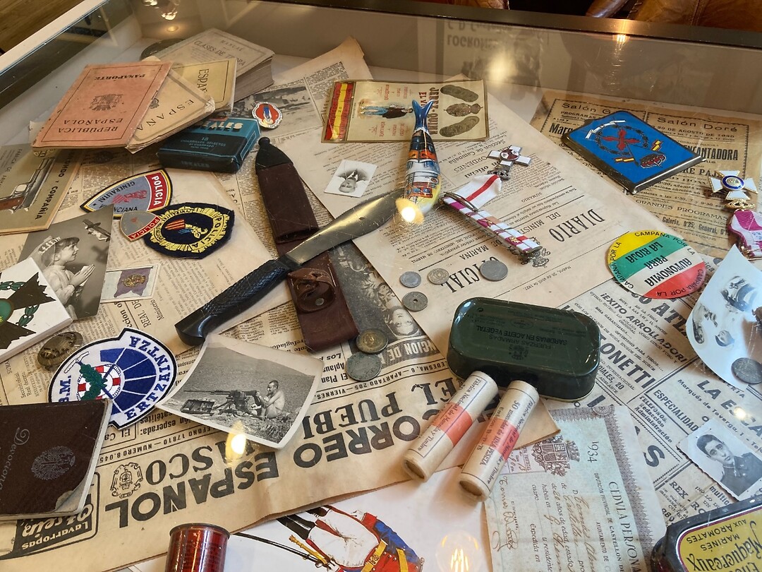 Verzameling onder de glasplaat van de tafel bij El Colmado