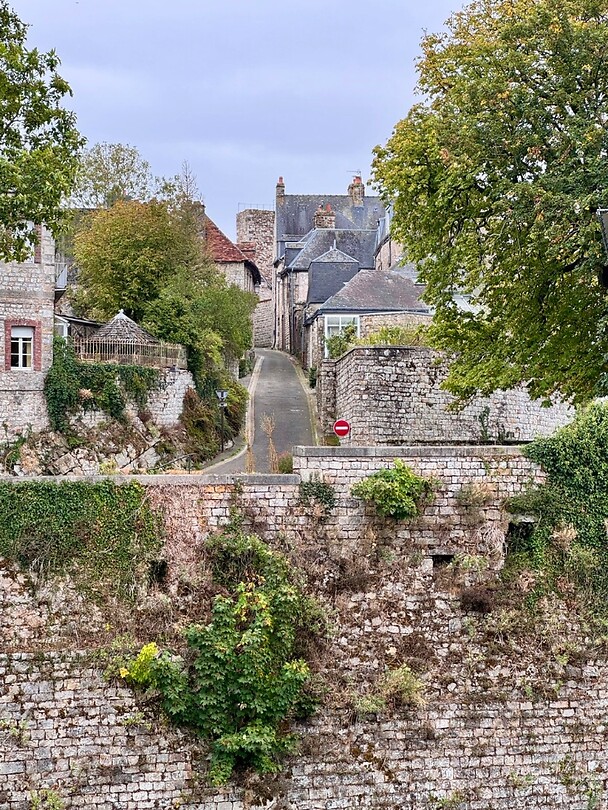 Kijk op Domfront vanaf het kasteel