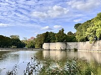 De gracht met stadswallen