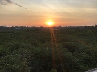 Zonsondergang vanuit rooftop terras Hanwella