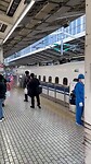 Wachten op de bullet train “Shinkansen” naar de volgende bestemming op Tokyo central station