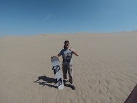 Tom klaar voor het sandboarden