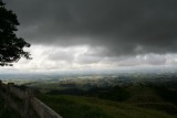 Donkere wolken boven Atherton