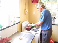 2 potten guavejam in de maak
