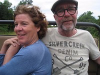Truud en Thom genieten van de safari