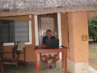 de schrijver in zijn inspirerende huis.......