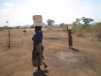water gehaald bij de bore hole op centrale plek in dorp