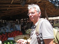 Leopold trekt een bedenkelijk gezicht als hij de geroosterde mieren eet