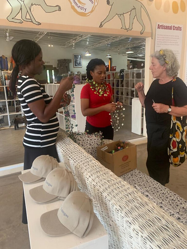 craftshop met manager Fwilane