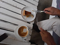 eerste taartje en heerlijke koffie na 3,5 maand op weg naar Livingstone